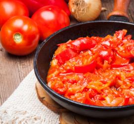 Лечо из перца и помидор с луком: особенности приготовления и советы