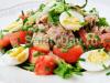 Салат из тунца с рукколой и стручками фасоли